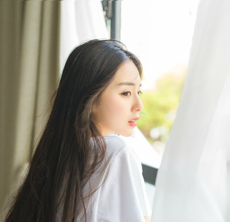 有一个朋友，他不在你周围，不读同所学校，但你却坚信你们的友情似千金。